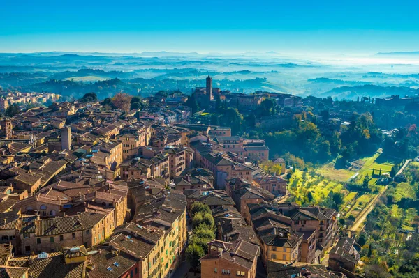 Siena Panorama, parlak güneşli bir günde Torre del Mangia 'dan ince bir sis ve sisle çekilmiştir..