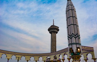 Semarang, Endonezya 'daki Büyük Cava Camii' ndeki (Mescid Agung Jawa Tengah) kule ve hidrolik şemsiye..