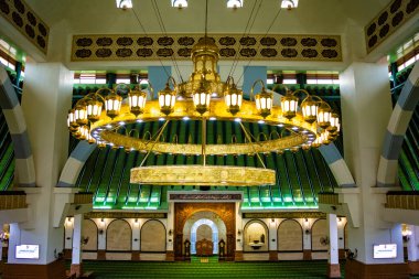 Semarang, Endonezya - CIRCA 2019: Merkezi Cava Büyük Camii 'nin İçi (Mescid Agung Jawa Tengah).
