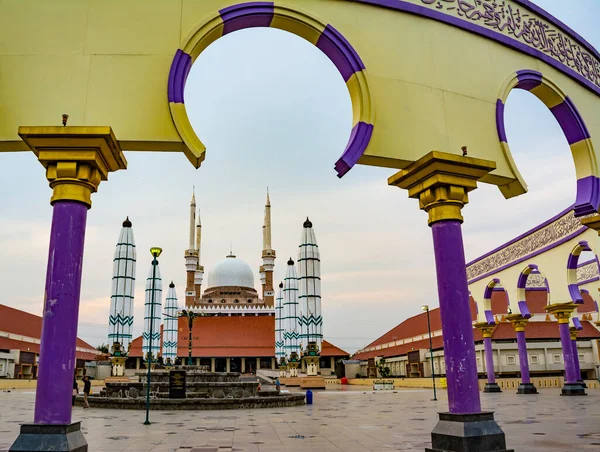 Semarang, Endonezya - CIRCA Nov 2019: Mescid Agung Jawa Tengah 'ın (Merkezi Cava' nın Büyük Camisi) dışı. Ön planda Arapça kaligrafi ve kemer süslemesi olan duvar..