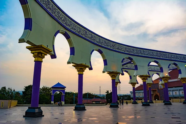 Semarang, Endonezya - CIRCA Kasım 2019: Büyük Cami Merkezi Java (Mescid Agung Jawa Tengah) 'daki Arap kaligrafi ve kemer dekorasyonlu duvar gün batımında.