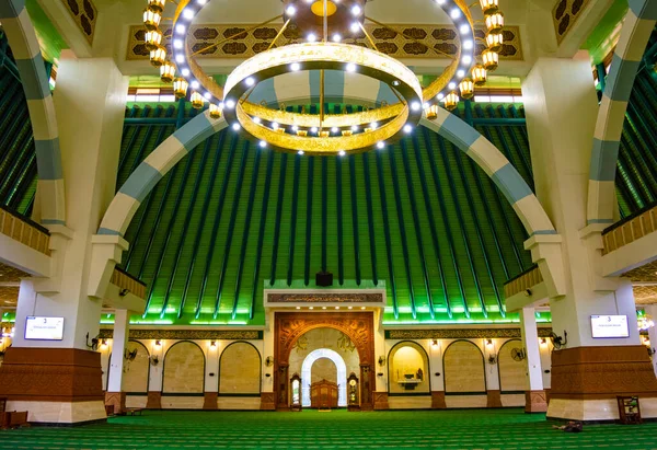 Semarang, Endonezya - CIRCA 2019: Merkezi Cava Büyük Camii 'nin İçi (Mescid Agung Jawa Tengah).