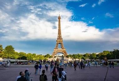 Paris, Fransa - 22 Temmuz 2022: Champ de Mars 'tan Eyfel Kulesi
