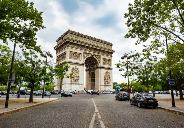 Paris, Fransa 'da Zafer Takı. Bir sokaktan çekilmiş.