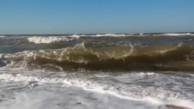 Güzel, gri deniz suyu. Rüzgarlı bir havada deniz sahilinde su sıçratmak. Krasnodar bölgesinde Azov 'un fırtınalı denizinin yüzeyi. Yaz. Güneşli bir hava. Yumuşak resim.