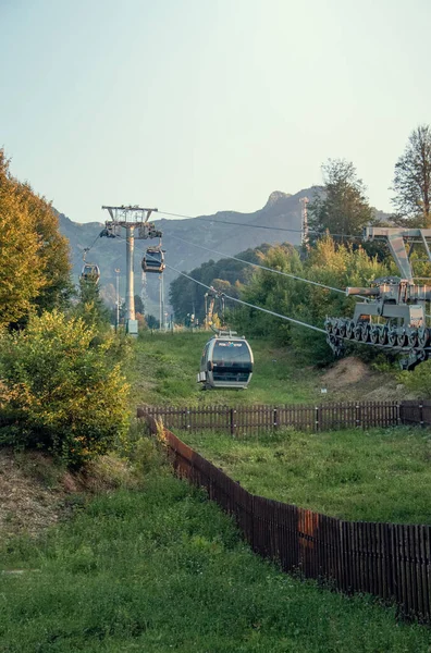 Vista panorâmica dos picos funiculares e de montanha durante o dia. Krasnaya Polyana. Sochi. Uma imagem suave. Imagem vertical. — Fotografia de Stock