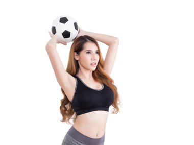 Beyaz arka plan üzerinde izole futbol topu ile spor gereçleri genç seksi kadın