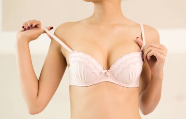Yatakta iç çamaşırı poz genç kadın modeli