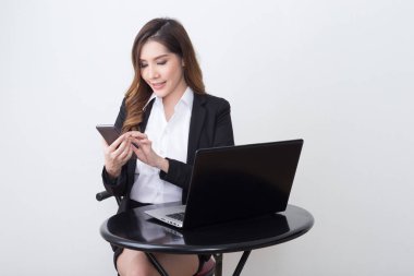 Beyaz arka plan üzerinde izole güzel işkadını çalışma kavramı