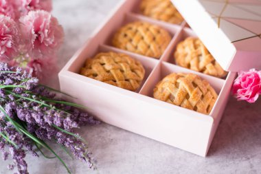 Pasta pembe hediye kutusu üzerinde. Sevgililer, yeni yıl ya da özel gün kavramı için