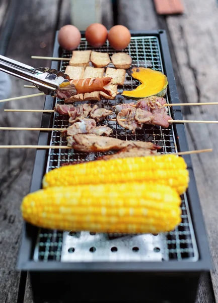 Närbild Grill Grill Med Majs Kyckling Ägg Och Svamp — Stockfoto