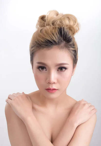 Mulher Asiática Bonita Isolado Fundo Branco Conceito Beleza Asiática — Fotografia de Stock