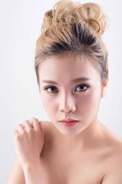 Mulher Asiática Bonita Isolado Fundo Branco Conceito Beleza Asiática — Fotografia de Stock