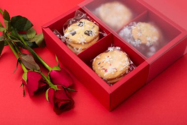 Kırmızı gül ve kırmızı arka plan - Sevgililer günü ya da düğün kavramı çerezleri