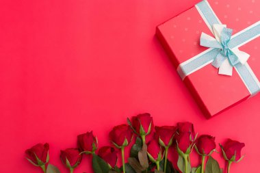 Kırmızı zemin üzerine - Sevgililer günü ya da düğün kavramı kırmızı gül