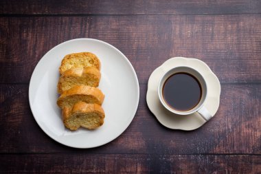 Ahşap masa üzerinde sarımsaklı ekmek ile kahve