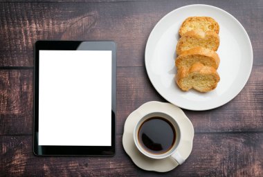 Sarımsaklı ekmek ve ahşap masa tablete kahve