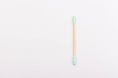 Beyaz arkaplanda pamuk tomurcukları izole