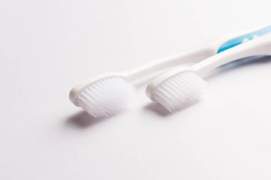 Beyaz diş fırçası beyaz arkaplanda izole edildi.