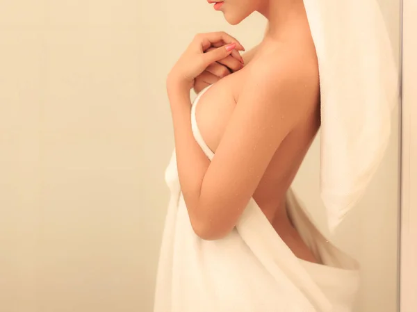 수건으로 감싸는 여자의 아름다운 슬림 몸. — 스톡 사진