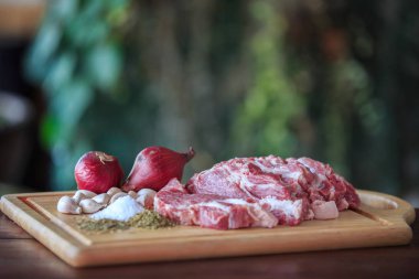 Kesme tahtasında çiğ domuz eti kapatın