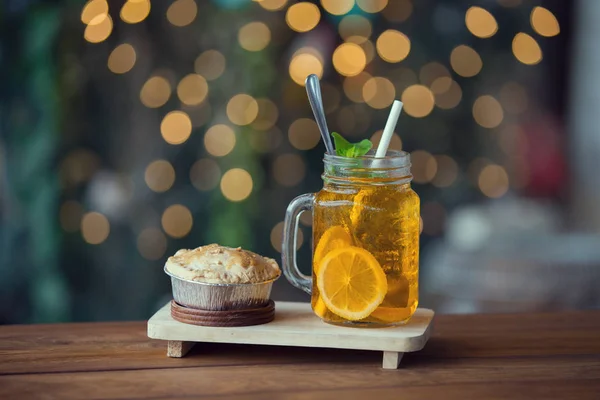 Ahşap tabakta limon buzlu çay — Stok fotoğraf