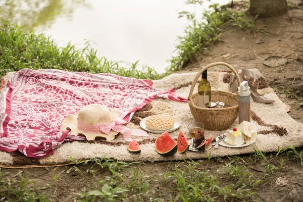 Koncepcja piknikowa z ciastem z winem i owocami. — Zdjęcie stockowe