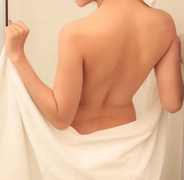 Όμορφο λεπτό σώμα της γυναίκας τυλιγμένο με πετσέτα. — Φωτογραφία Αρχείου