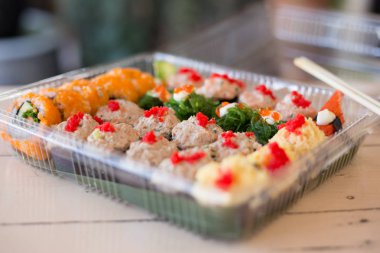 Japon suşisini karıştırın ve paket yapın..