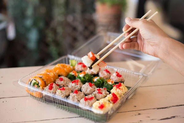 Mezclar rollos de sushi japonés en un paquete para llevar . —  Fotos de Stock