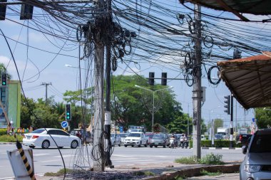 2 Mayıs 2020: Chiang Mai, Tayland, Asya 'da kablo ve elektrik kabloları karışıklığı
