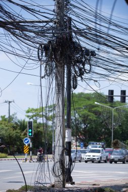 2 Mayıs 2020: Chiang Mai, Tayland, Asya 'da kablo ve elektrik kabloları karışıklığı