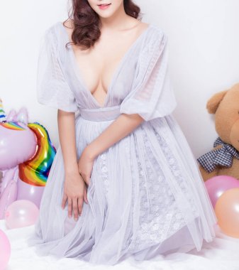 Seksi elbiseli seksi genç kadın manken..