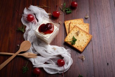 Vişneli çilekli turta ve ahşap masada bisküvi. Ev yapımı fırın konsepti.