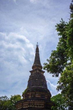 Wat Umong 'daki büyük pagoda. Antik tapınak yaklaşık 700 yaşında..