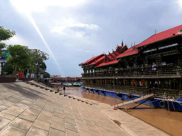 Bar Boat Terdampar Pelabuhan Sungai Phnom Penh — Stok Foto