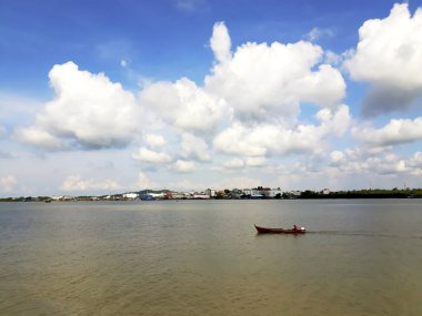 Limana yakın bir teknede.