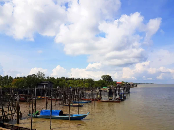 Porto Tradicional Com Pequenos Barcos Encalhados Troncos Ilha Indonésia Sob — Fotografia de Stock