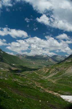 Bulutlu dağ manzarası