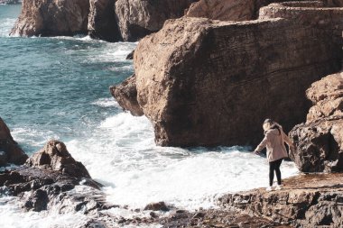 Denize yaklaşan kadın