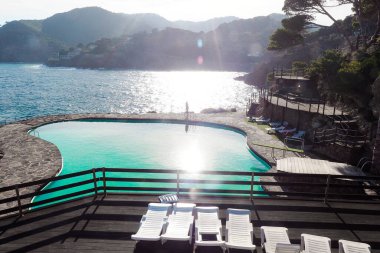 Denizin önünde yüzme havuzu