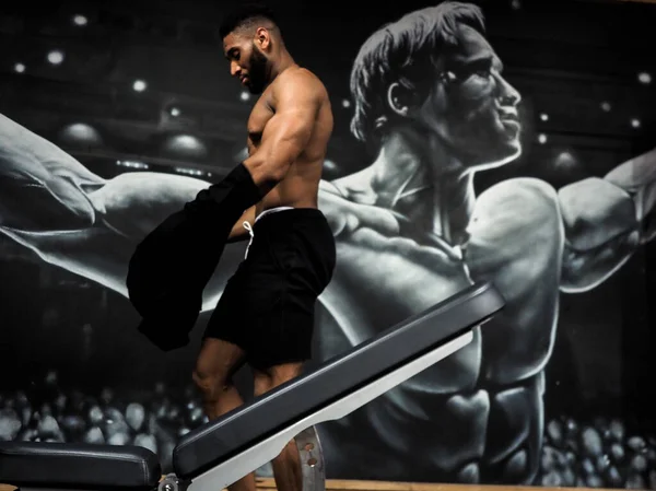 Muscular Cara Fazendo Extensões Tríceps — Fotografia de Stock