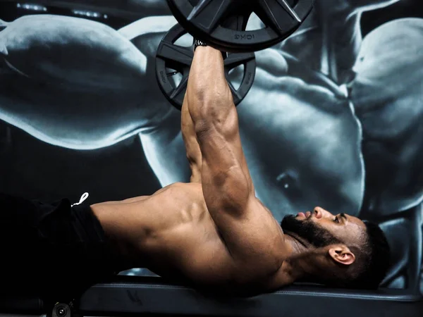 Muscular Cara Fazendo Extensões Tríceps — Fotografia de Stock