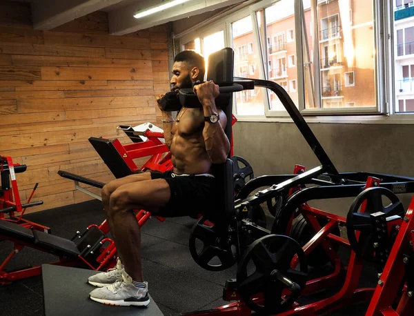 Fitness Menino Agachamento Máquina Corte — Fotografia de Stock