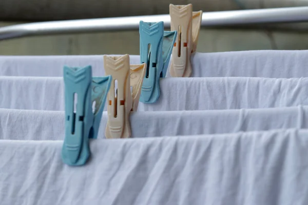 Çamaşır Mandallarıyla Ayakta Duran Beyaz Elbiseler Çamaşır Mandalları Rack Kurutma — Stok fotoğraf