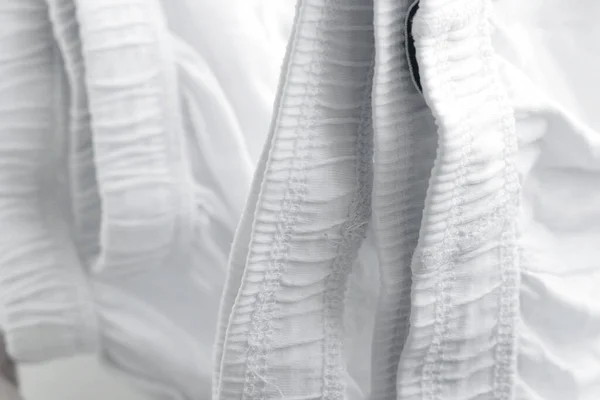 Altındaki Adamlar Beyaz Pamuklu Özel Elbiseler Giyer Dikiş Atarlar — Stok fotoğraf
