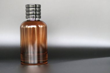 Siyah arka planda etiket ya da çıkartma olmayan kırmızı renkli cam parfüm şişesi.