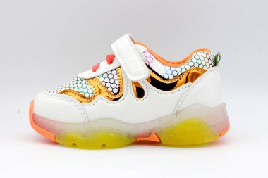 Beyaz bir arka planda izole edilmiş bir çift ayakkabı, beyaz bir arka planda ayakkabı. Bağcıklı beyaz ve renkli çocuk ayakkabısı. Gelecek kavramı.