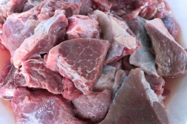 Dilimlenmiş beyaz arka planda taze sığır eti.