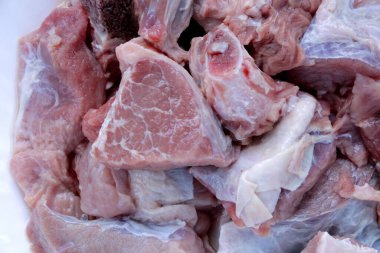 Dilimlenmiş beyaz arka planda taze sığır eti.